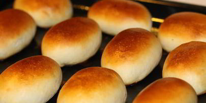 печеные пирожки с жареной капустой и яйцом