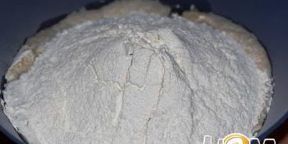 печеные пирожки с жареной капустой и яйцом