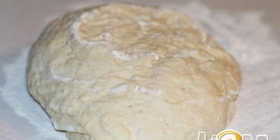 печеные пирожки с жареной капустой и яйцом