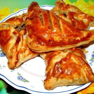 Пирожки из слоеного теста с фаршем