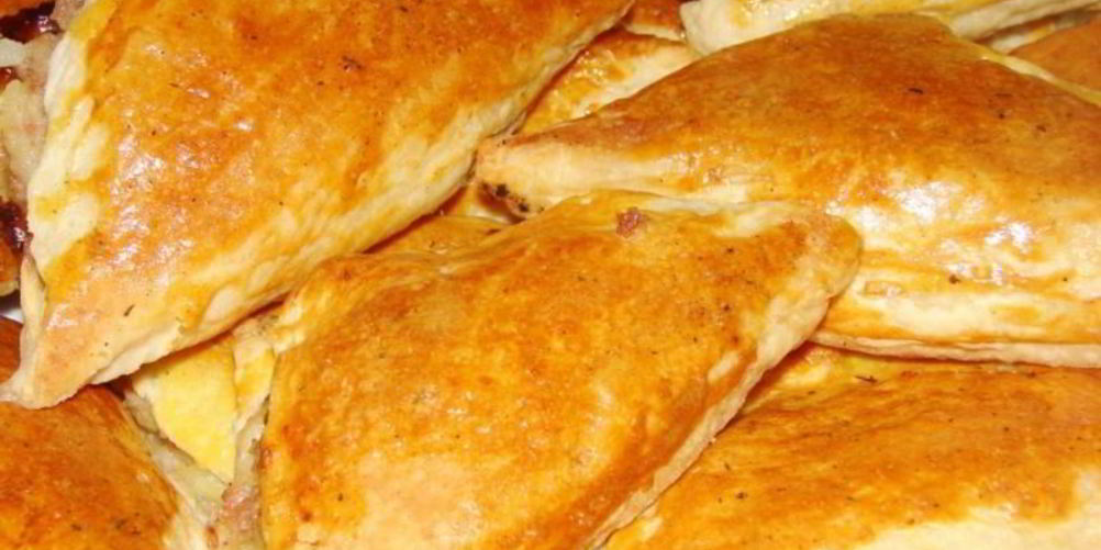 Рецепт пирожки из слоеного теста с сыром и луком