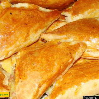 Пирожки из слоеного теста с сыром и луком