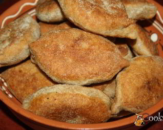 Пирожки из цельнозернового теста с картофелем, индюшатиной, маслинами и зеленью