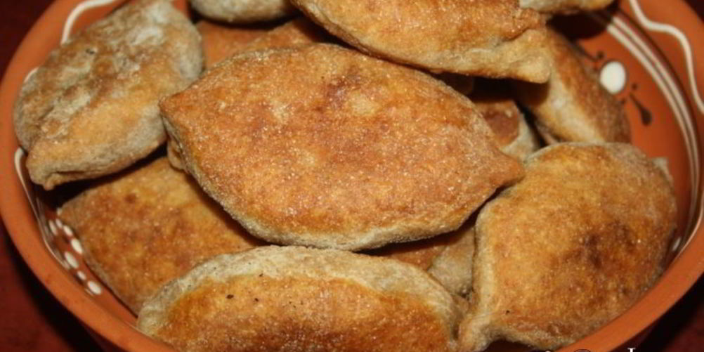 Рецепт пирожки из цельнозернового теста с картофелем, индюшатиной, маслинами и зеленью