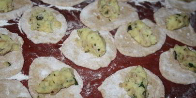 пирожки из цельнозернового теста с картофелем, индюшатиной, маслинами и зеленью