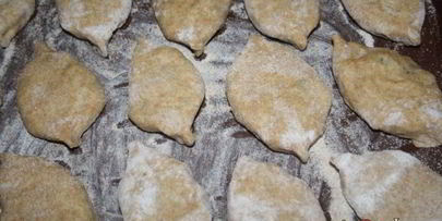 пирожки из цельнозернового теста с картофелем, индюшатиной, маслинами и зеленью