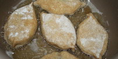 пирожки из цельнозернового теста с картофелем, индюшатиной, маслинами и зеленью