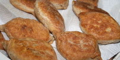 пирожки из цельнозернового теста с картофелем, индюшатиной, маслинами и зеленью