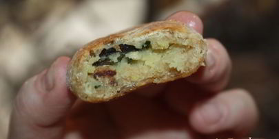 пирожки из цельнозернового теста с картофелем, индюшатиной, маслинами и зеленью