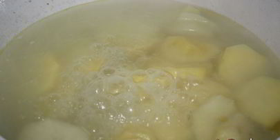 пирожки из цельнозернового теста с картофелем, индюшатиной, маслинами и зеленью