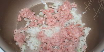 пирожки из цельнозернового теста с картофелем, индюшатиной, маслинами и зеленью