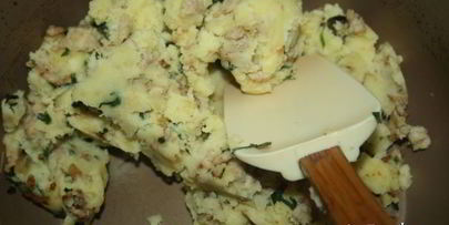 пирожки из цельнозернового теста с картофелем, индюшатиной, маслинами и зеленью