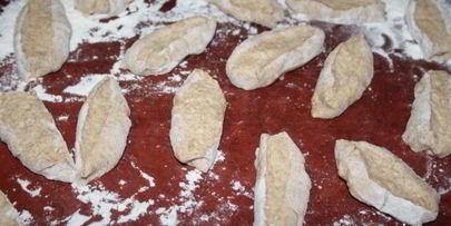 пирожки из цельнозернового теста с картофелем, индюшатиной, маслинами и зеленью