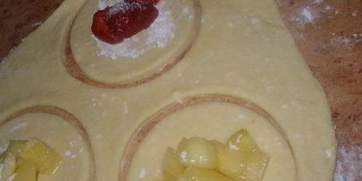 пирожки из творожного теста с двумя видами начинок