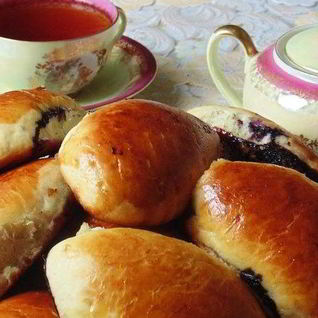 Пирожки с черникой из дрожжевого теста