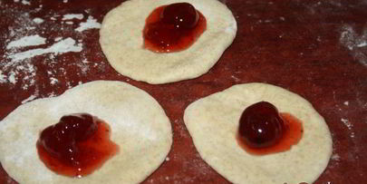 пирожки с капустой и сосисками