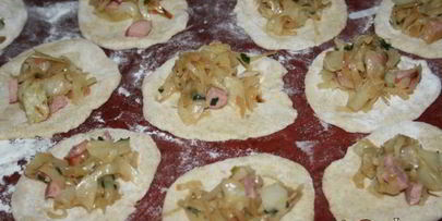 пирожки с капустой и сосисками