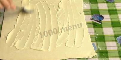 пирожки с колбасой и сыром