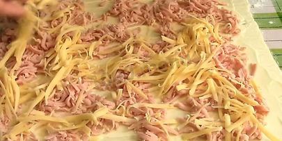 пирожки с колбасой и сыром