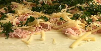 пирожки с колбасой и сыром