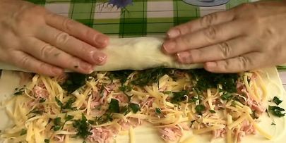 пирожки с колбасой и сыром