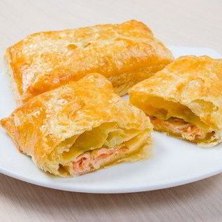 Пирожки с копченым лососем и фетой