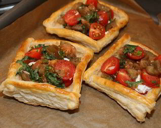 Пирожки с козьим сыром, помидорами и базиликом