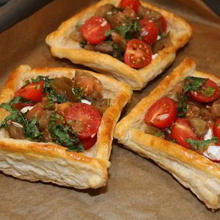 Пирожки с козьим сыром, помидорами и базиликом