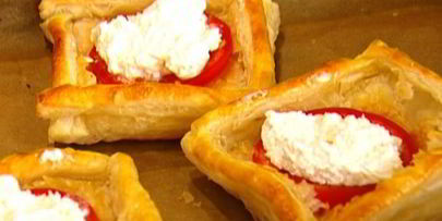 пирожки с козьим сыром, помидорами и базиликом