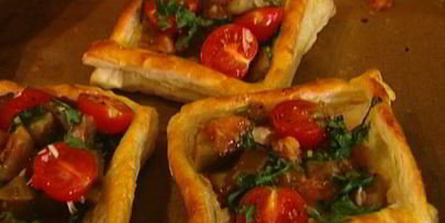 пирожки с козьим сыром, помидорами и базиликом