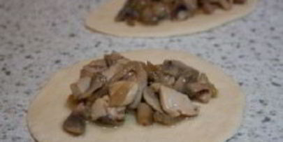 пирожки с курицей и грибами