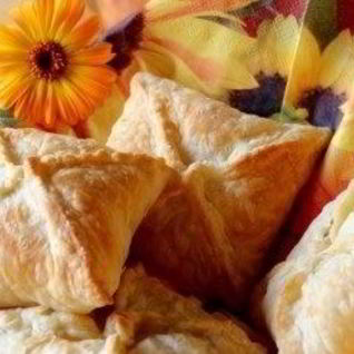 Пирожки с помидорами и базиликом