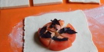 пирожки с помидорами и базиликом