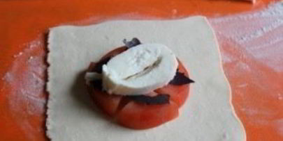 пирожки с помидорами и базиликом