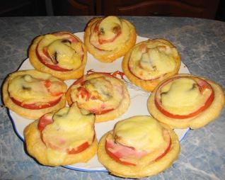 Пирожки с помидорами и колбасой мини пицца