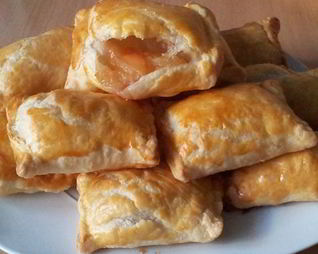 Пирожки с яблоками из слоеного теста