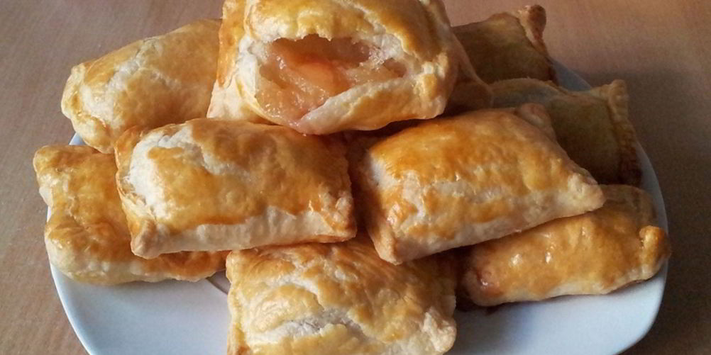 Рецепт пирожки с яблоками из слоеного теста
