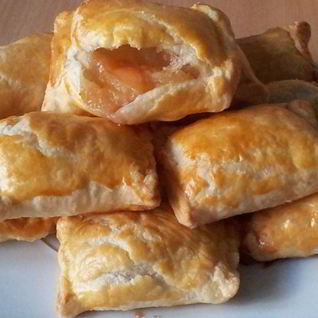 Пирожки с яблоками из слоеного теста
