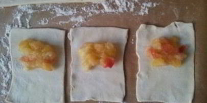 пирожки с яблоками из слоеного теста