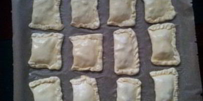 пирожки с яблоками из слоеного теста