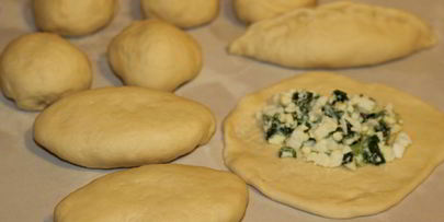пирожки с зеленым луком и яйцами