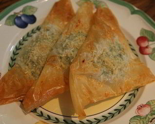 Пирожки со шпинатом, курицей и кедровыми орешками