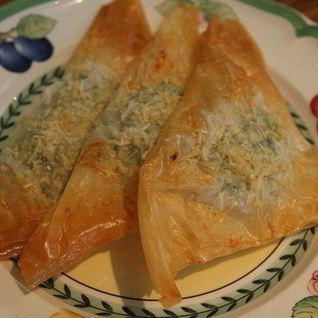 Пирожки со шпинатом, курицей и кедровыми орешками