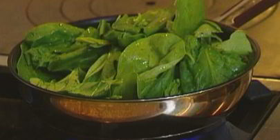 пирожки со шпинатом, курицей и кедровыми орешками