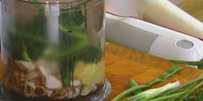 пирожки со шпинатом, курицей и кедровыми орешками