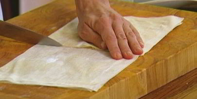 пирожки со шпинатом, курицей и кедровыми орешками