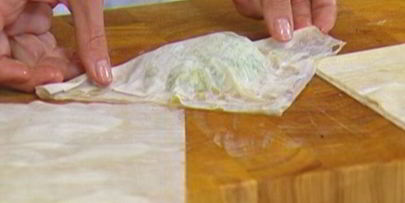 пирожки со шпинатом, курицей и кедровыми орешками