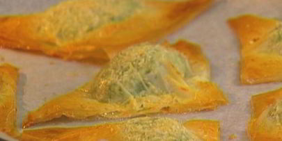 пирожки со шпинатом, курицей и кедровыми орешками