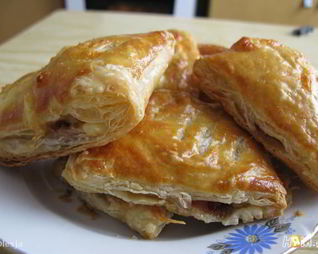 Слоеные пирожки с копченой грудинкой