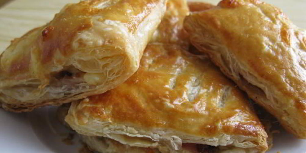 Рецепт слоеные пирожки с копченой грудинкой